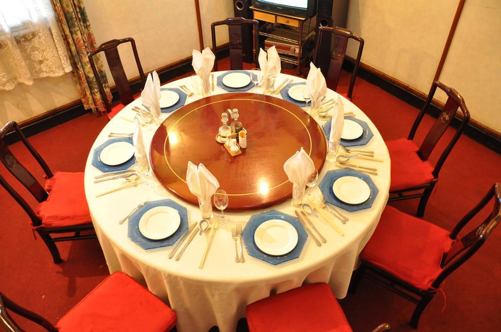 Shangri-La Hotel Uganda Кампала Екстериор снимка