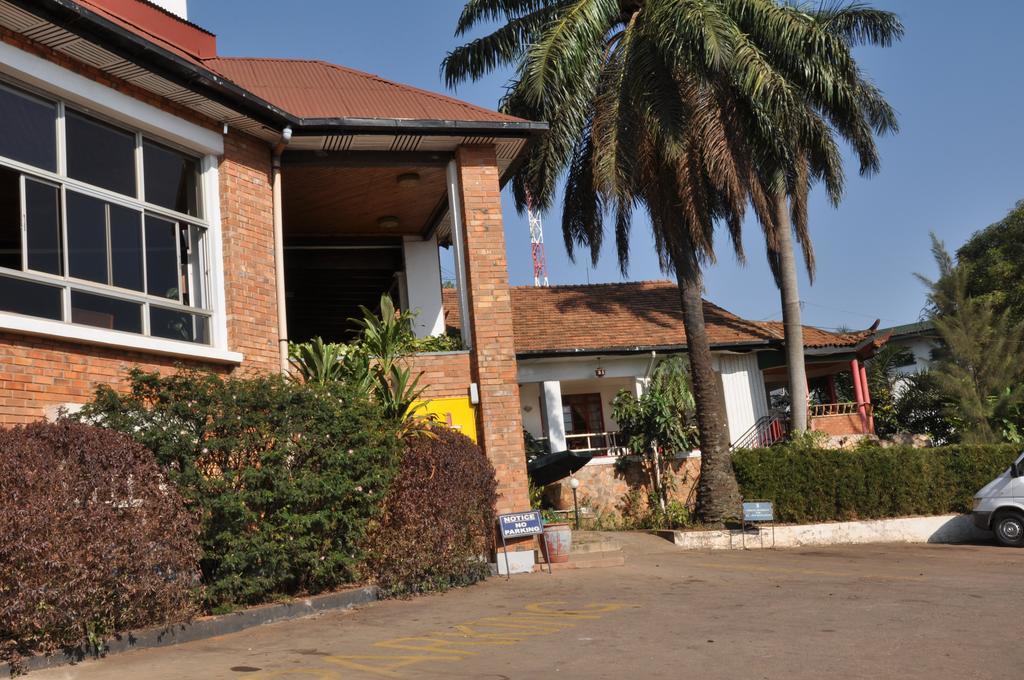 Shangri-La Hotel Uganda Кампала Екстериор снимка