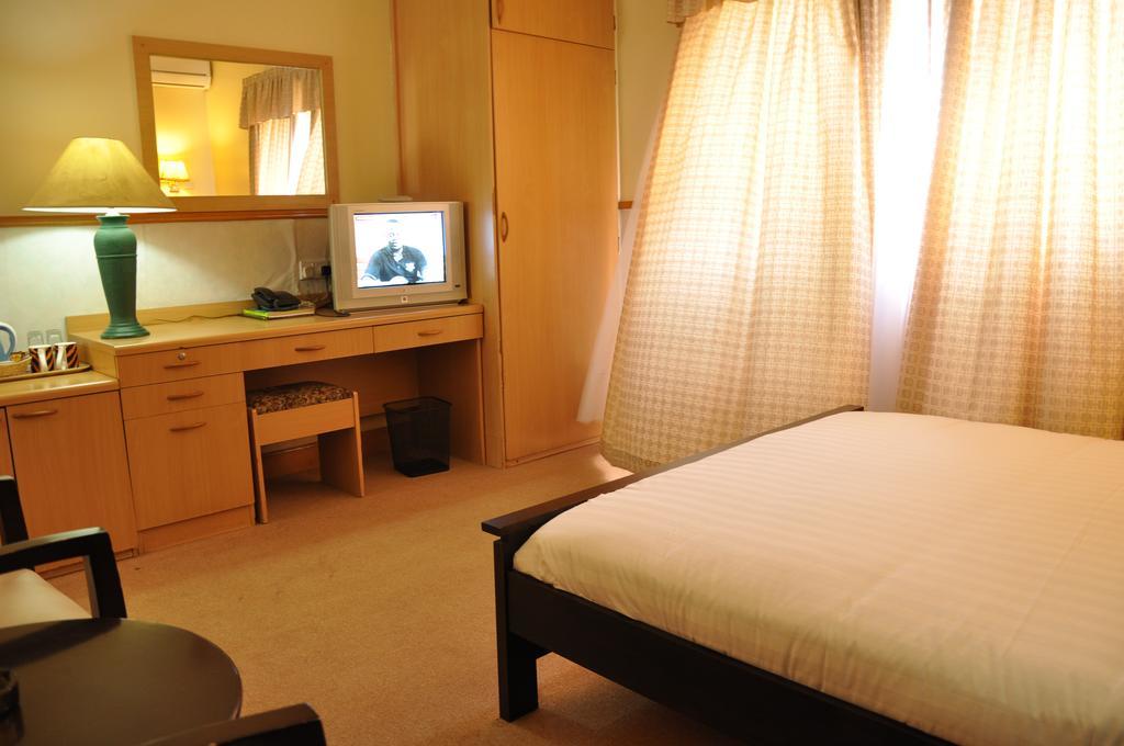 Shangri-La Hotel Uganda Кампала Екстериор снимка